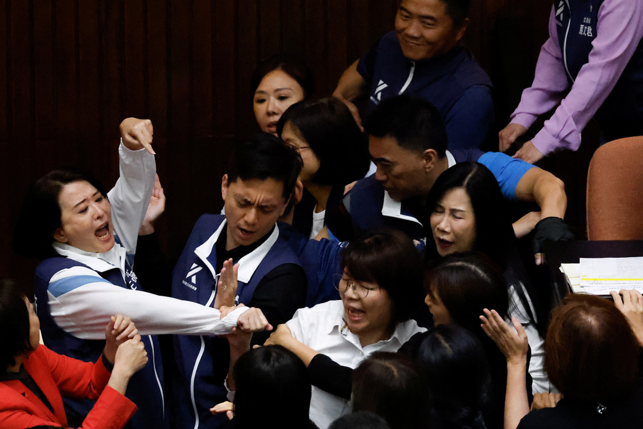 Fuerte pelea en el Parlamento de Taiwán. Foto: Reuters.