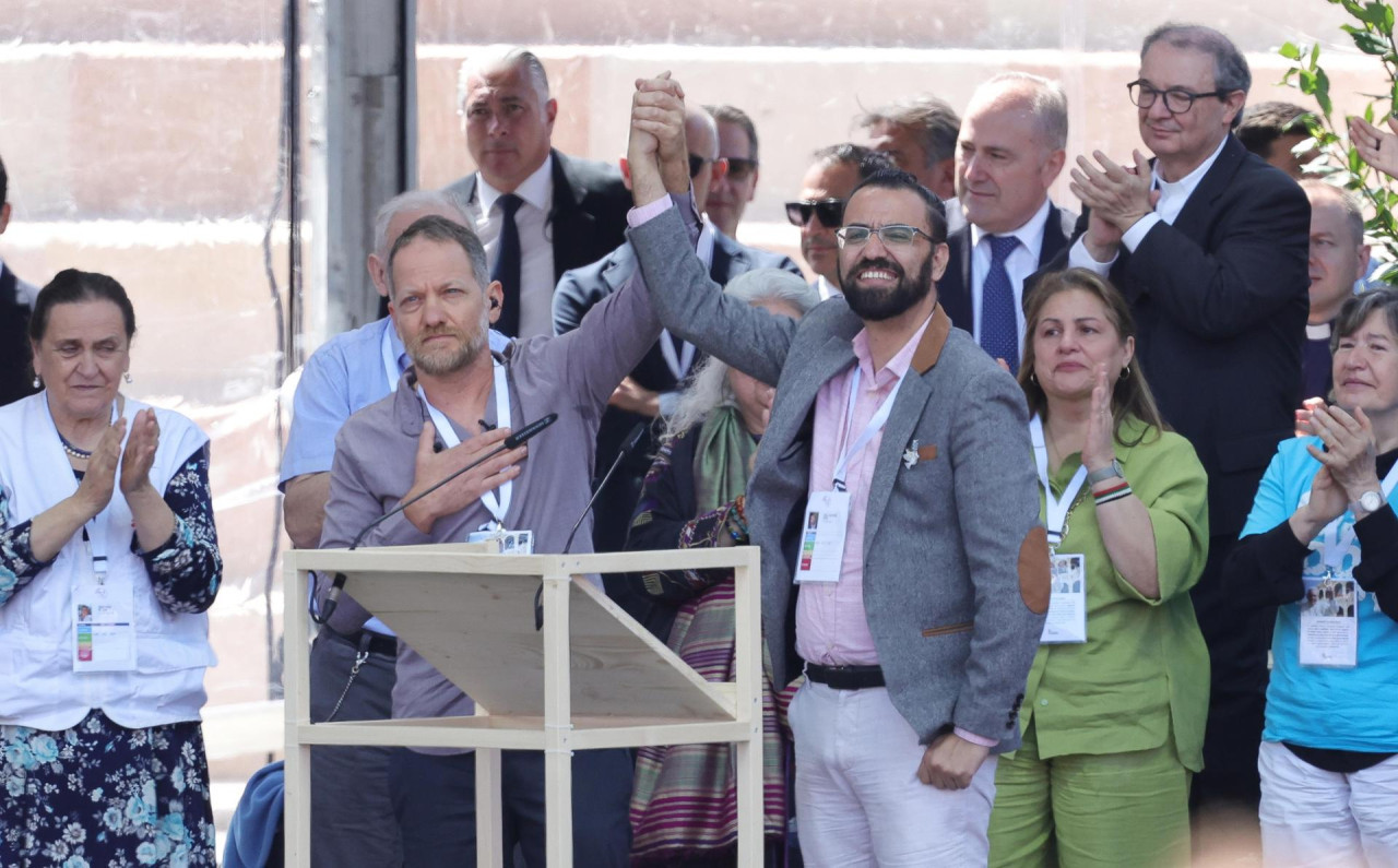 Papa Francisco junto a un israelí y un palestina víctimas de la guerra en un acto en Verona. Foto: EFE.