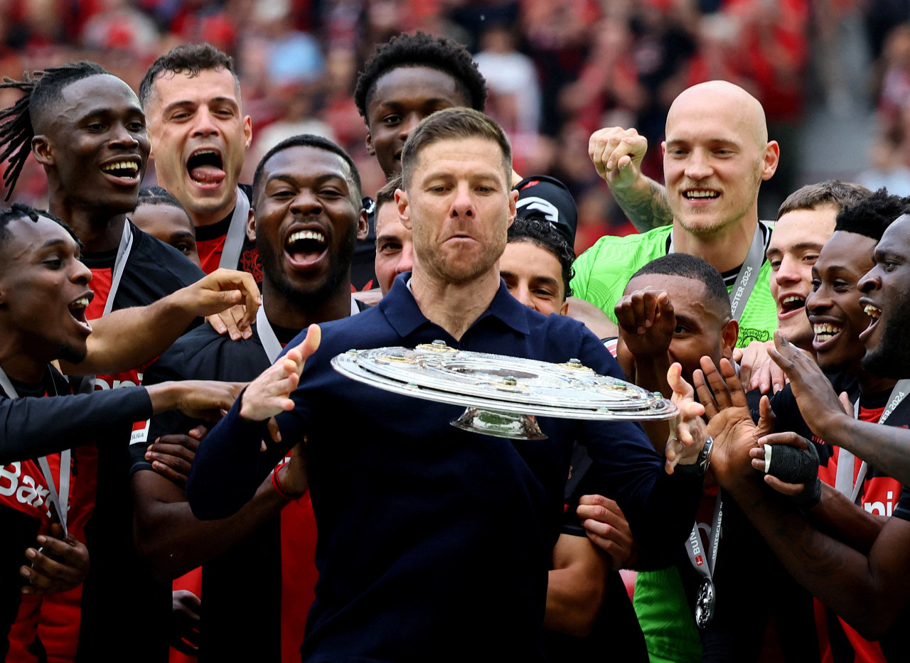 Xabi Alonso con el trofeo de Bundesliga del Bayer Leverkusen. Foto: REUTERS.