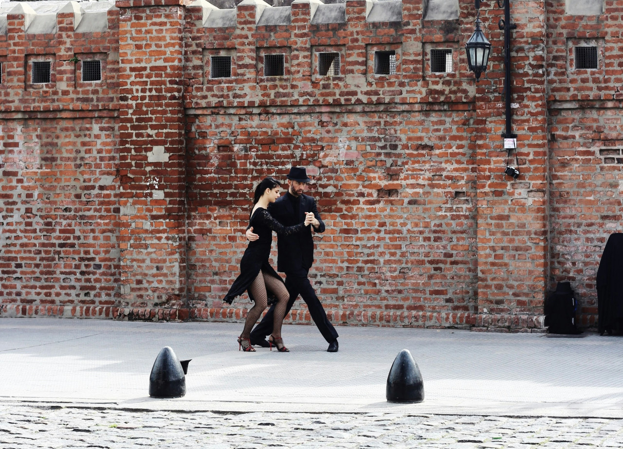 Pareja bailando tango. Foto: Unsplash