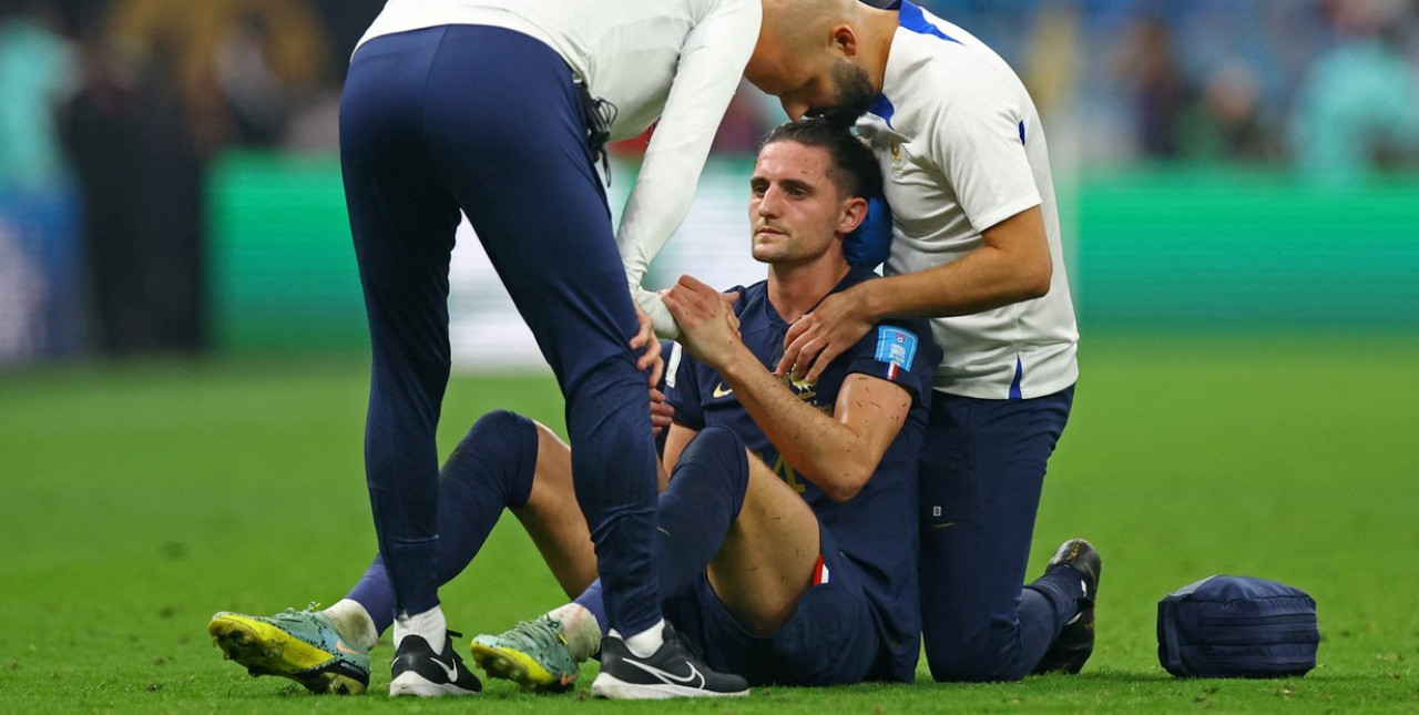 Golpe en la cabeza y cambio obligado de Adrien Rabiot en el Mundial de Qatar. Foto: REUTERS.