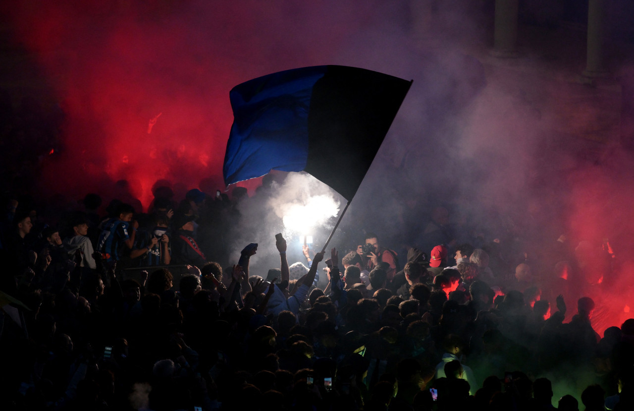 Los hinchas del Atalanta se reunieron en Bérgamo. Foto: Reuters