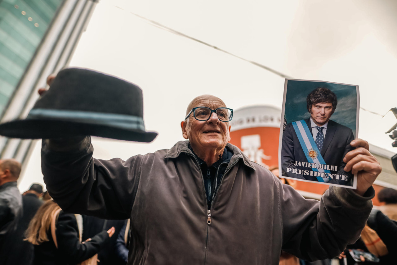 Simpatizantes de Javier Milei en el Luna Park para el lanzamiento del libro. EFE