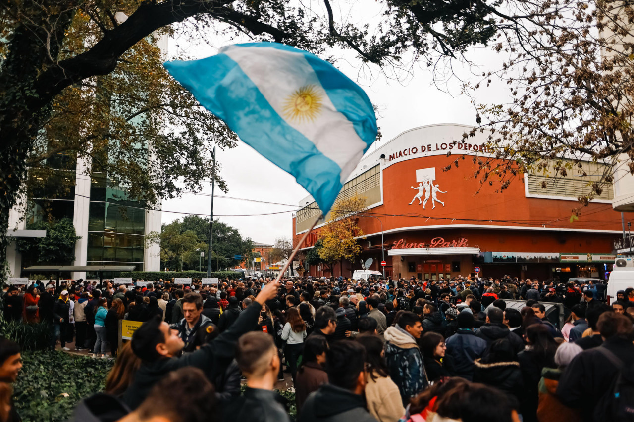 Simpatizantes de Javier Milei en el Luna Park para el lanzamiento del libro. EFE