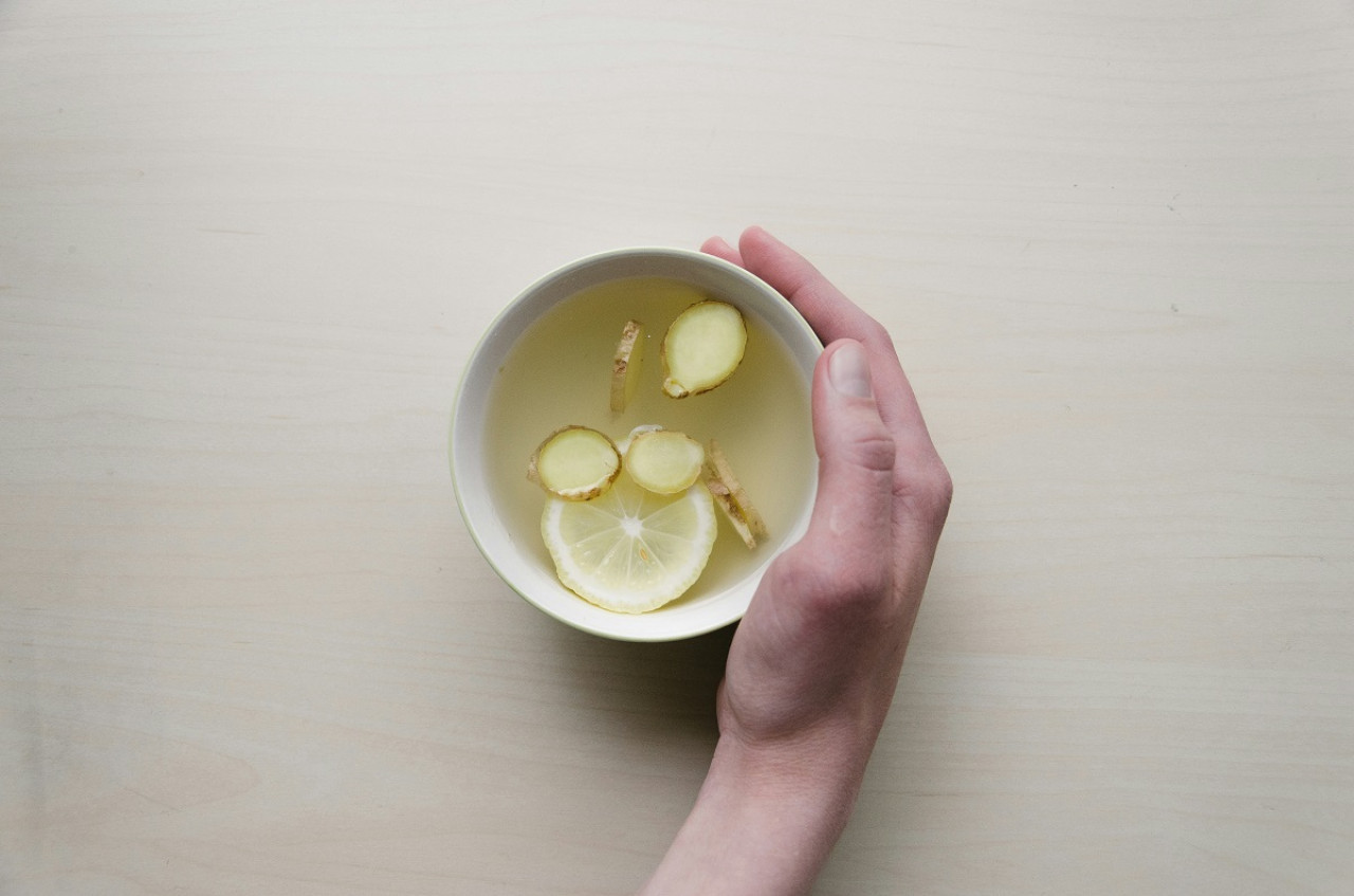 Té de jengibre con limón. Foto: Unsplash.