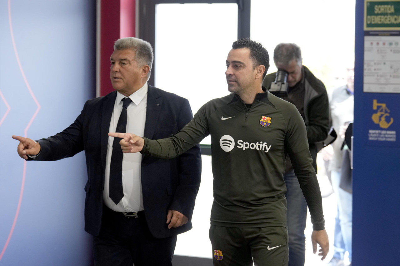 Xavi y Joan Laporta en el Barcelona. Foto: EFE.