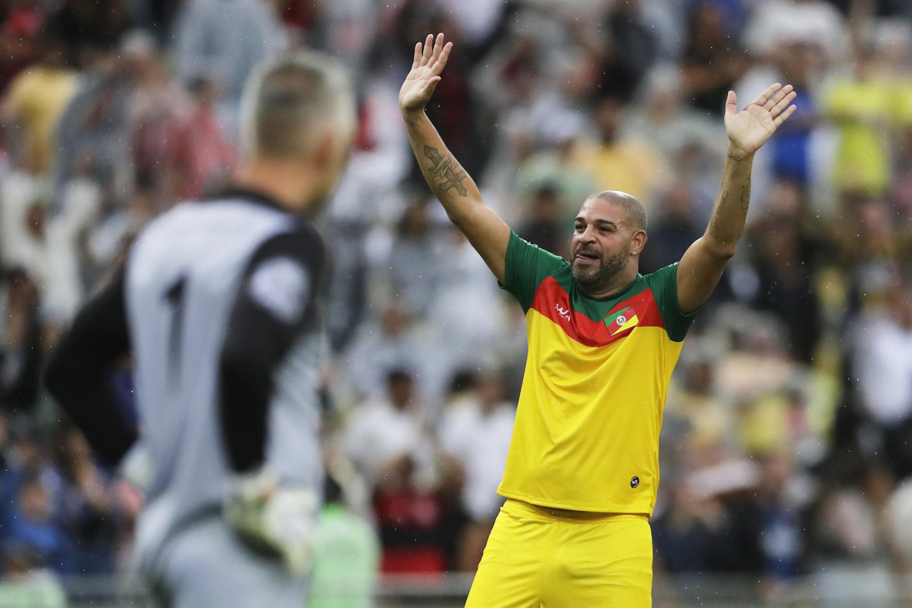 Adriano en el partido benéfico por los damnificados de las inundaciones en Brasil. Foto: EFE