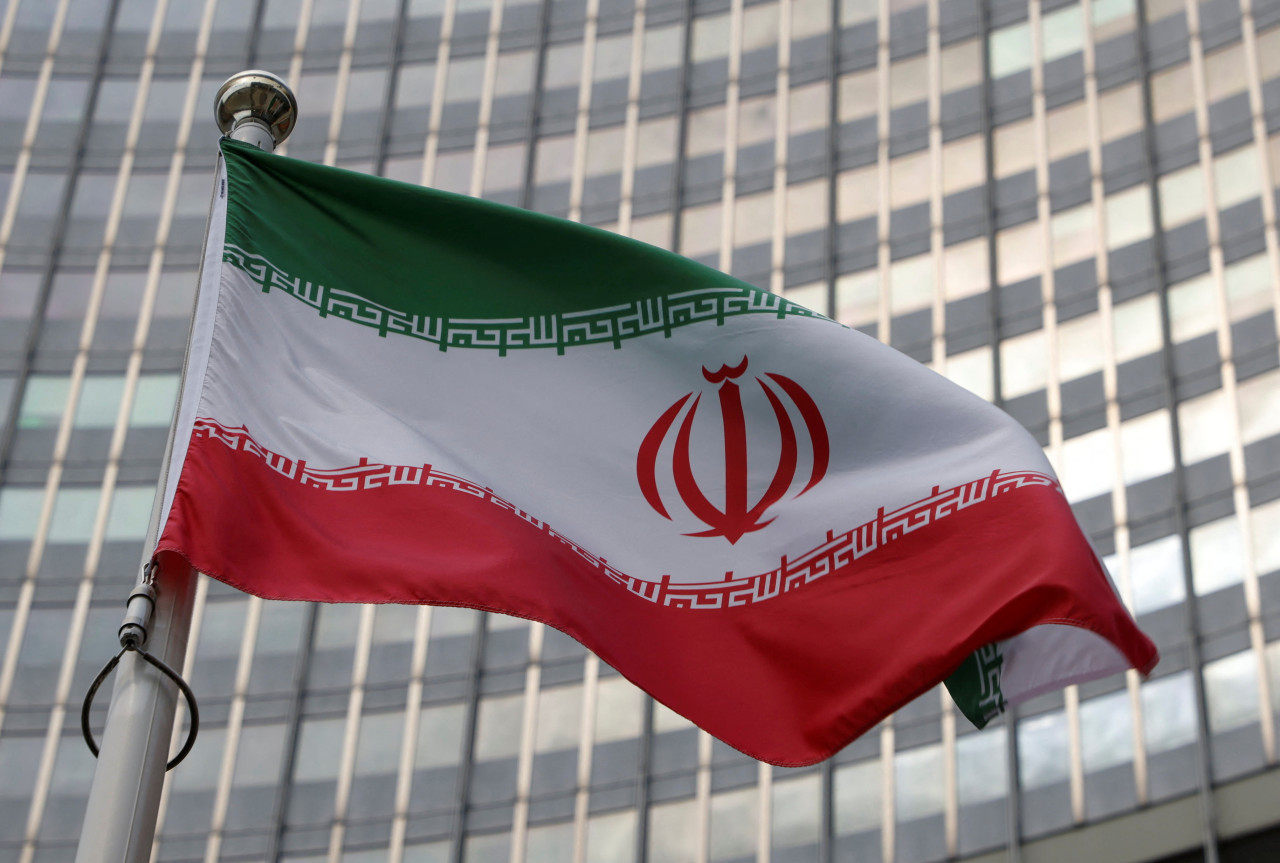 La bandera iraní ondea frente a la sede del Organismo Internacional de la Energía Atómica. Foto: Reuters