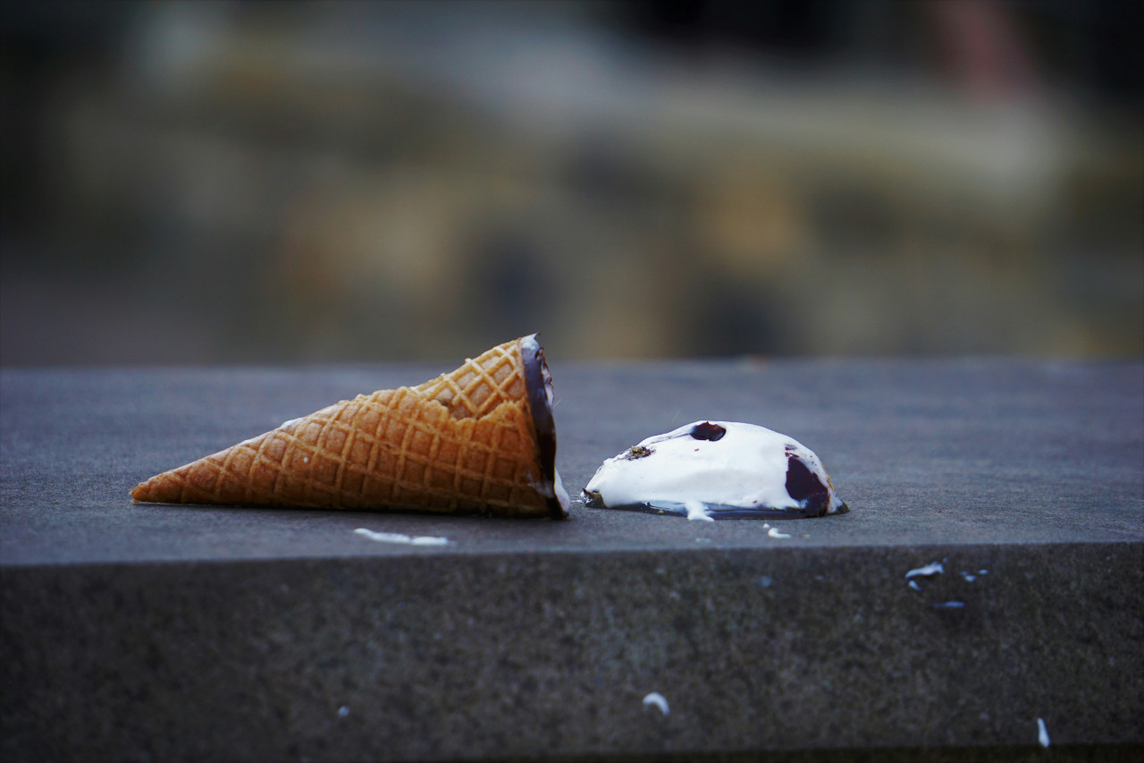 Comida en el suelo. Foto: Unsplash