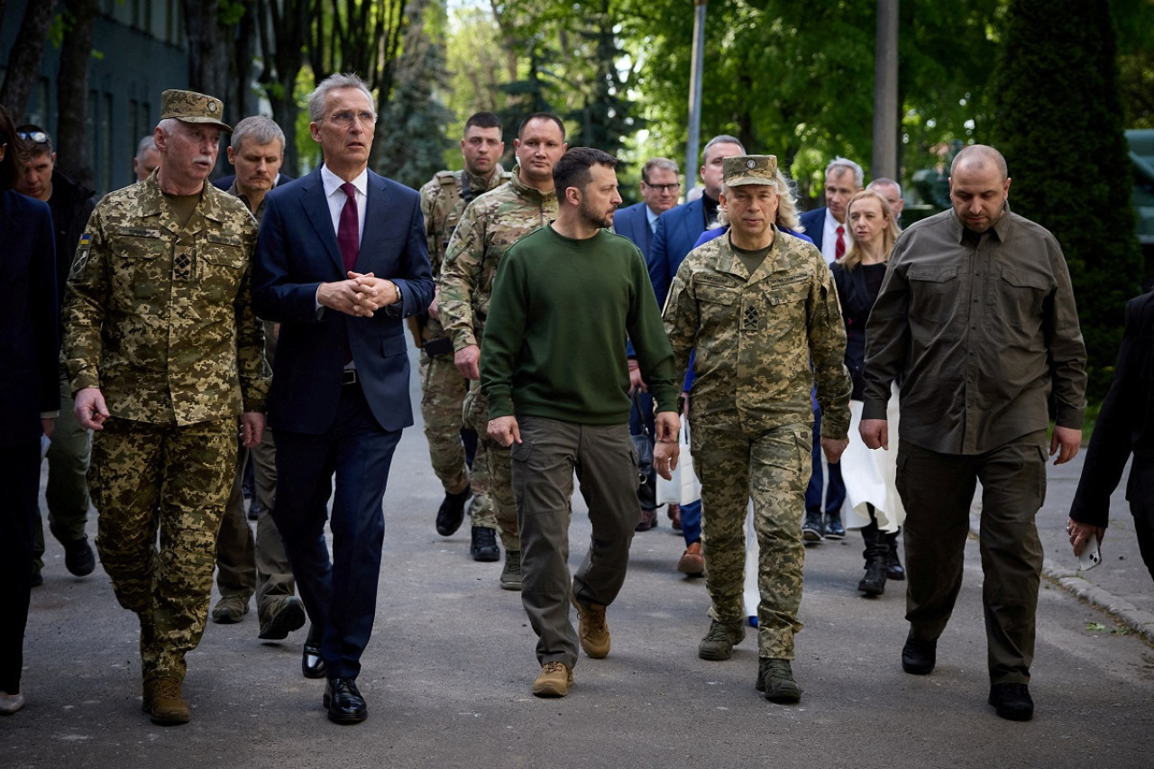 Jens Stoltenberg, Volodímir Zelenski y Oleksandr Syrskyi. Foto: Reuters.