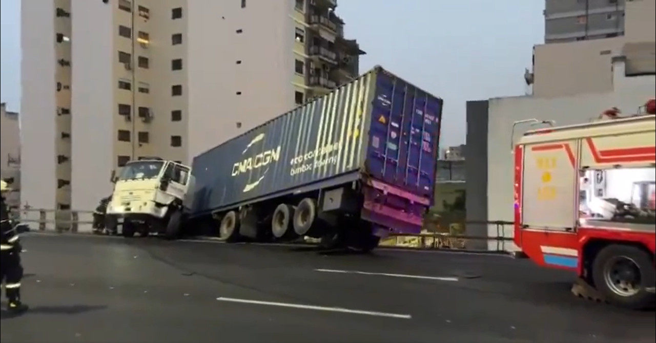 Así quedó el camión colgando de la Autopista 25 de Mayo. Foto: Captura.