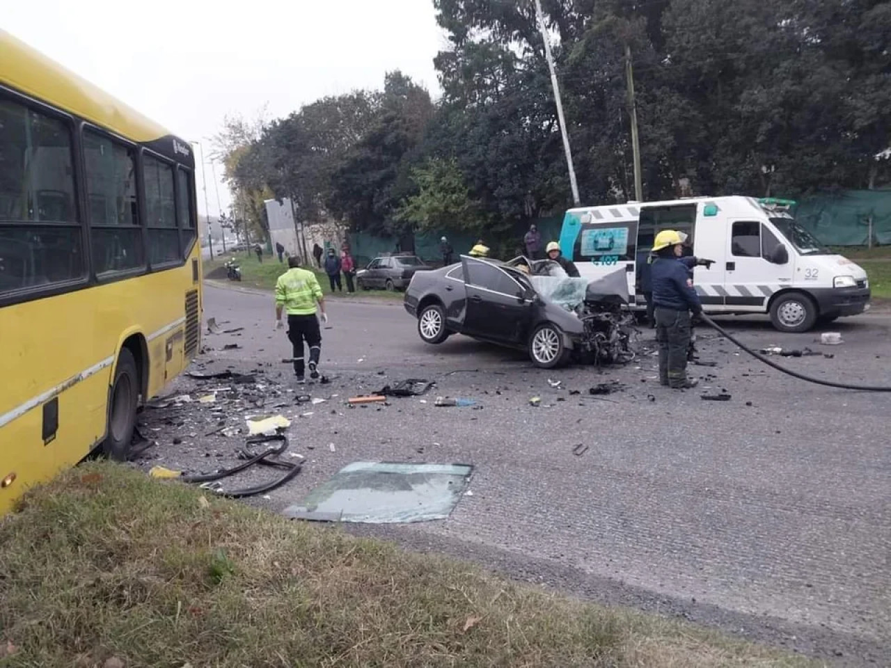 Choque fatal entre un colectivo y un auto. Foto: NA.