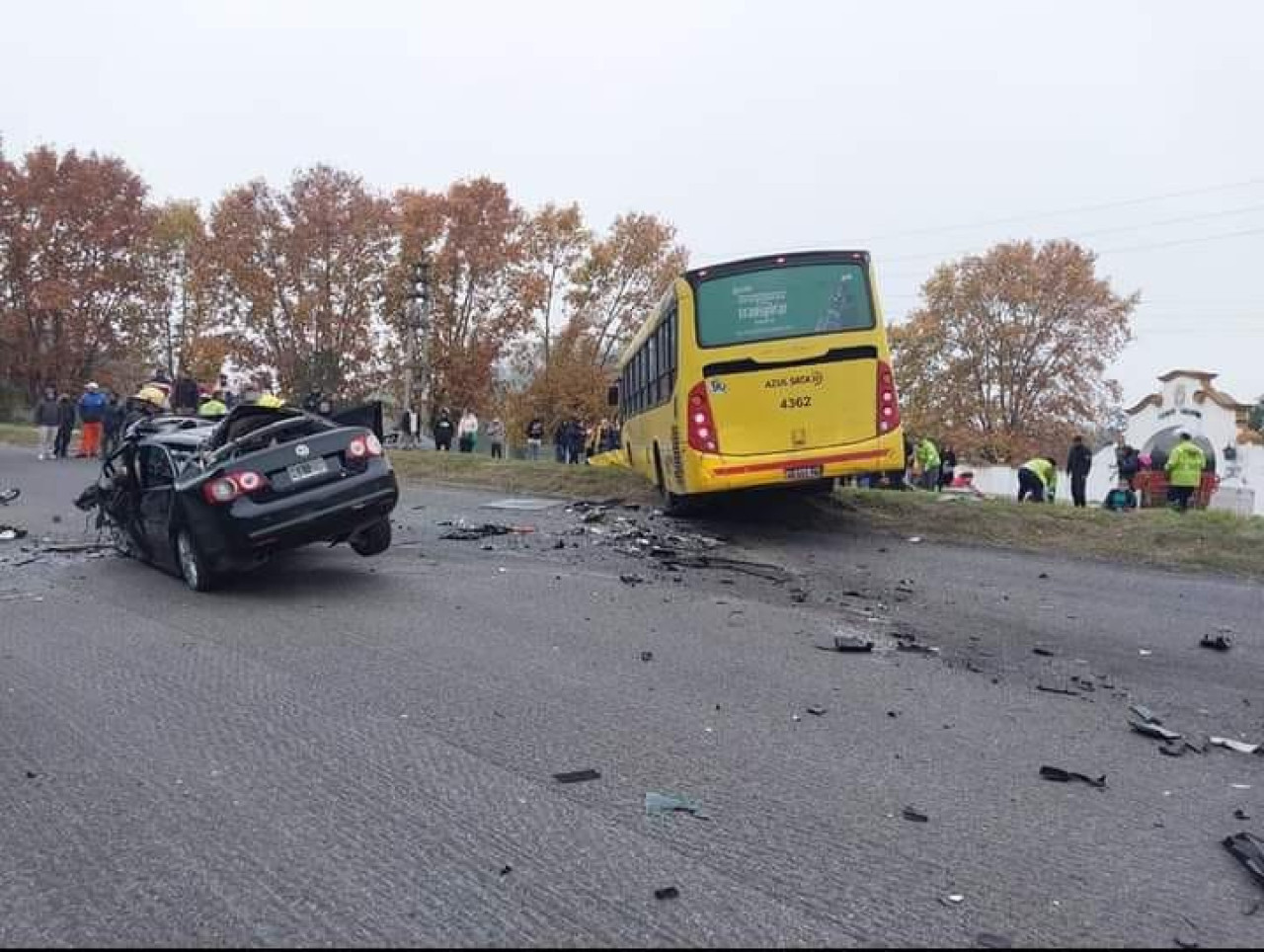 Choque fatal entre un colectivo y un auto. Foto: NA.