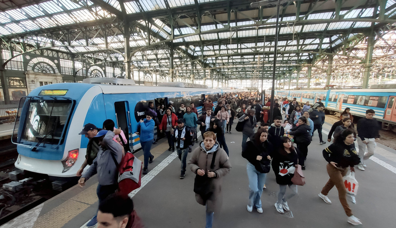 Demoras y cancelaciones en trenes. Foto: NA.