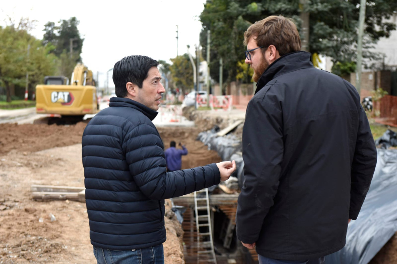 Leo Nardini supervisó la obra de la repavimentación e hidráulica de la Av. Constituyentes.