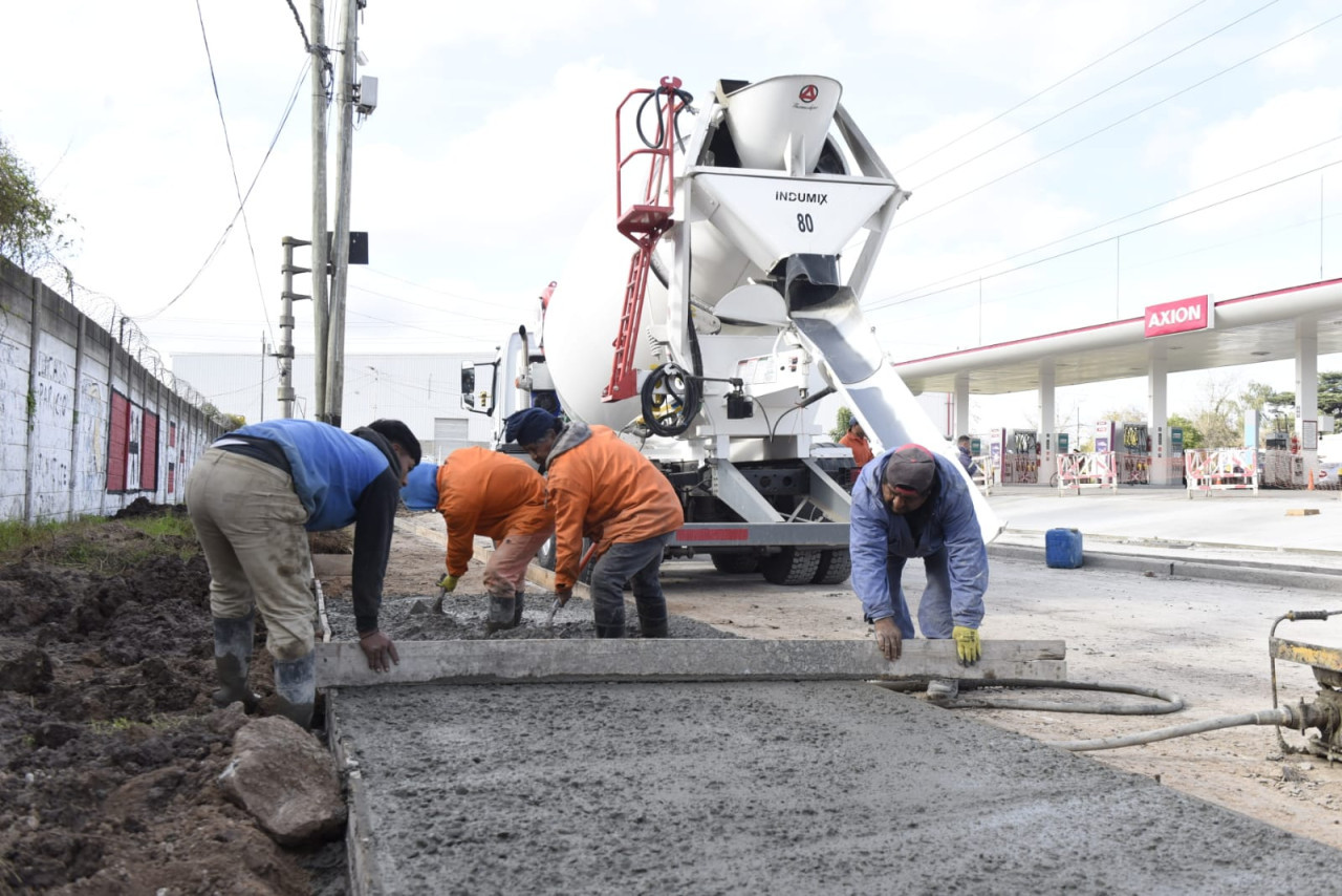 Leo Nardini supervisó la obra de la repavimentación e hidráulica de la Av. Constituyentes.