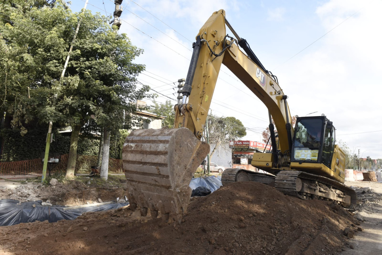 Leo Nardini supervisó la obra de la repavimentación e hidráulica de la Av. Constituyentes.