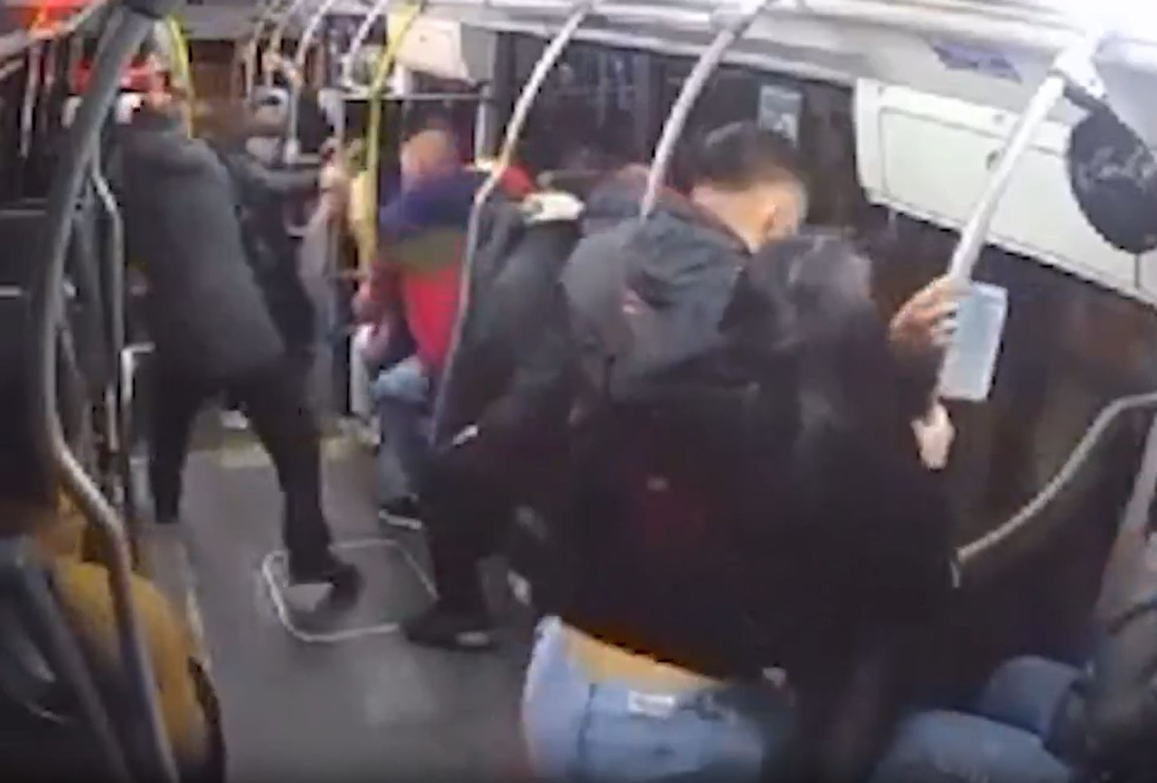 Violento robo piraña en un colectivo de la línea 68. Foto: captura de pantalla.