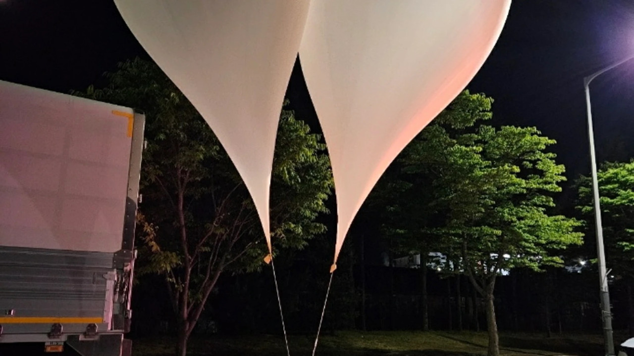 Globos con desechos enviados por Corea del Norte a Corea del Sur.