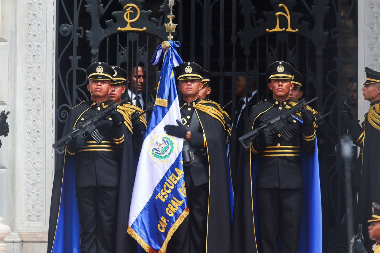 Cadetes armados en la reelección de Bukele en El Salvador. Foto: Reuters.