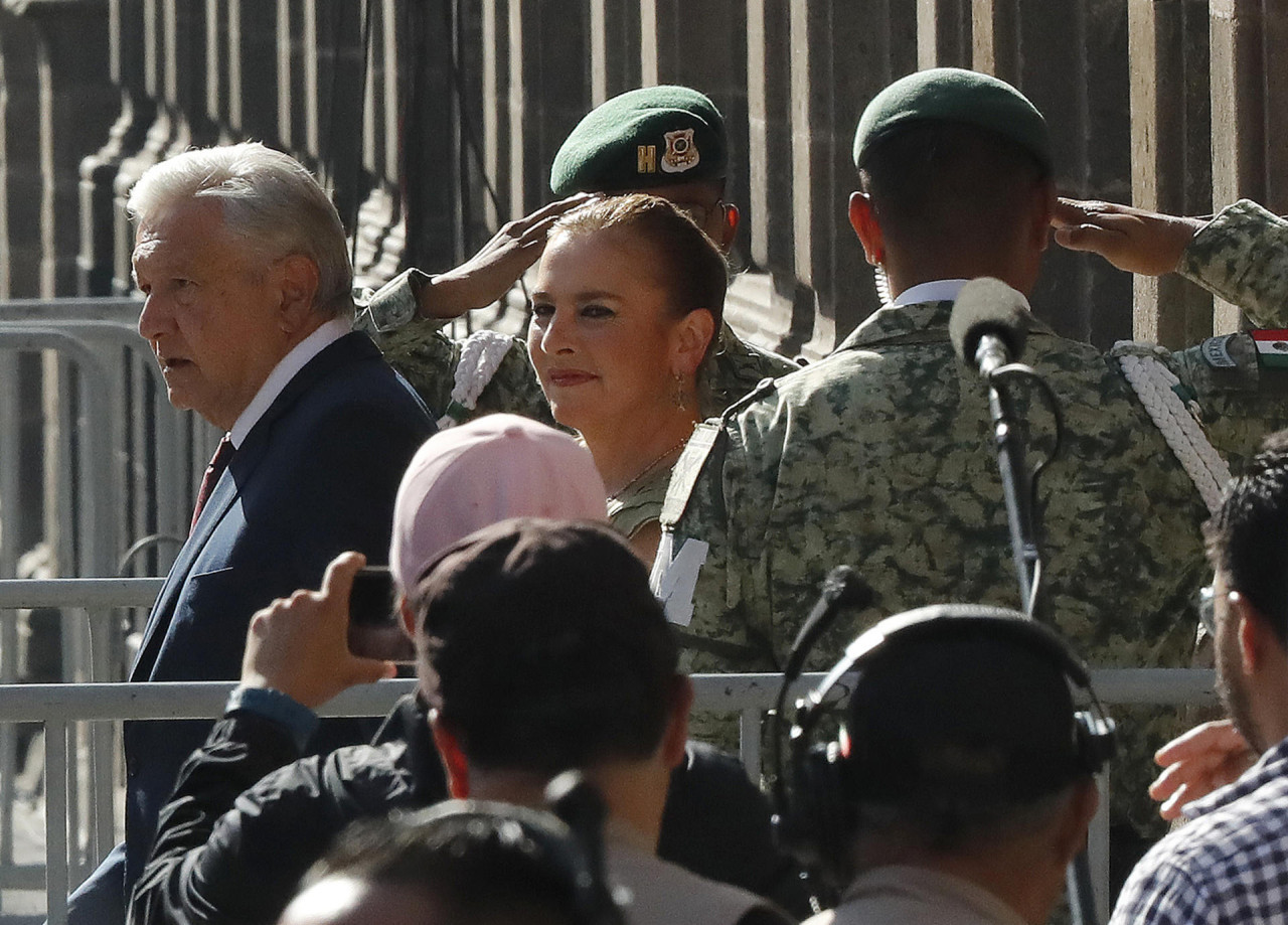 El presidente de México, Andrés Manuel López Obrador (i), en compañía de su esposa Beatriz Gutiérrez (d), asiste a votar en las elecciones generales mexicanas. EFE