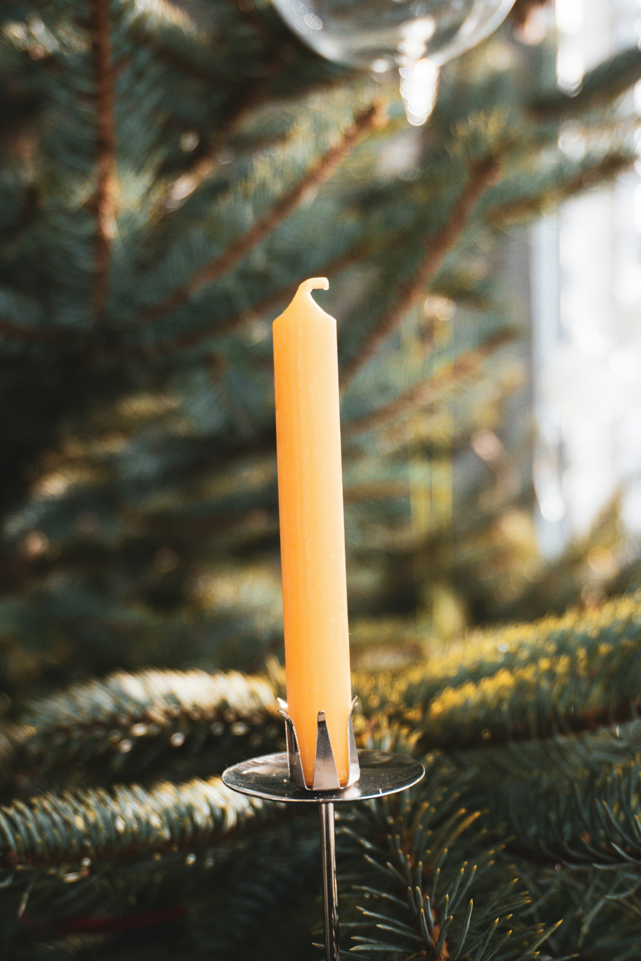 Vela amarilla, ritual. Foto Unsplash.