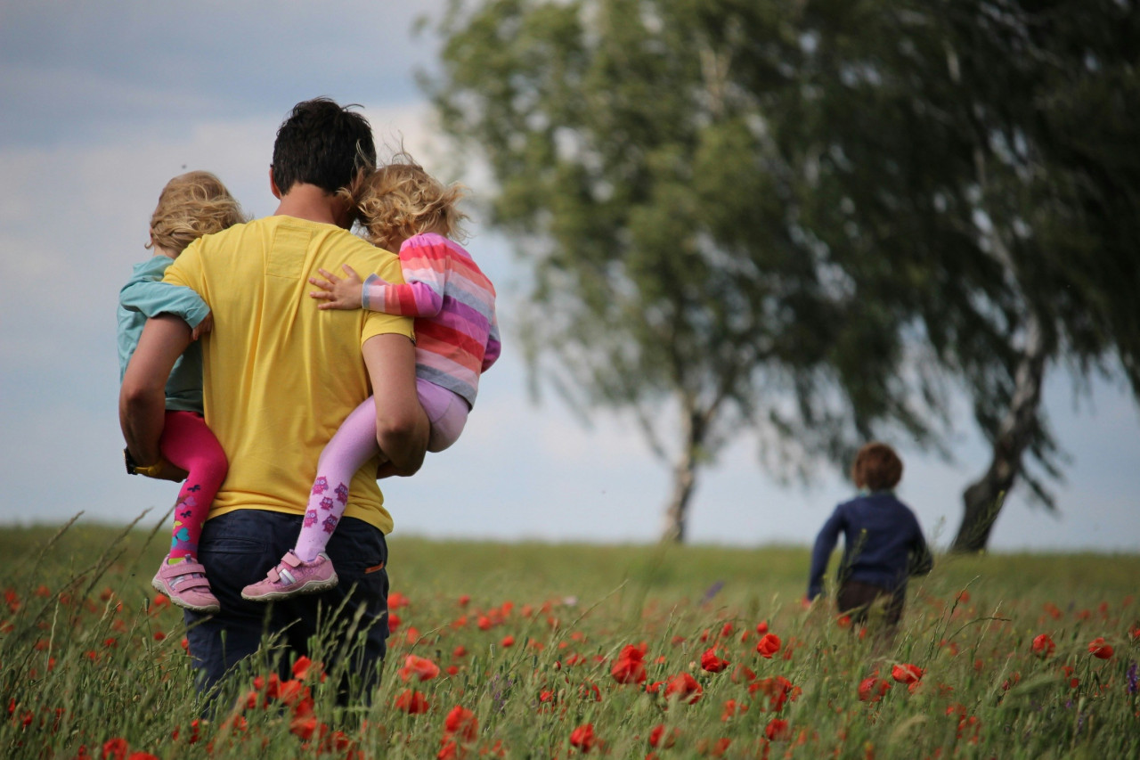 Padre, familia, hijos. Foto: Unsplash