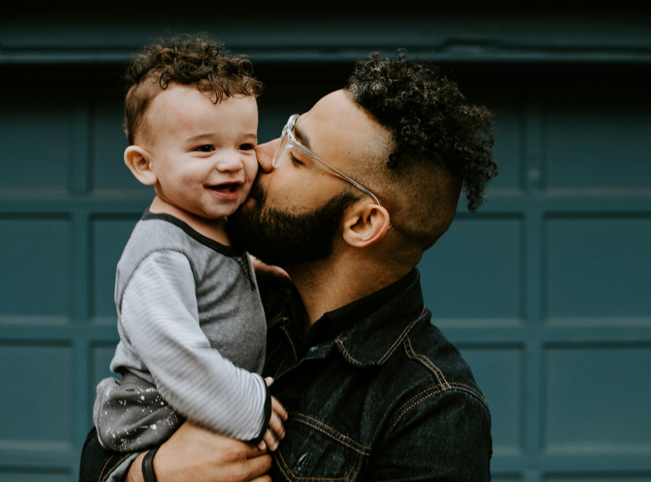 Padre, familia, hijos. Foto: Unsplash