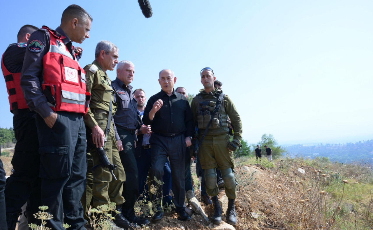 Benjamín Netanyahu visitó la zona afectada por los incendios en Israel tras ataque de Hezbollah. Foto: EFE.