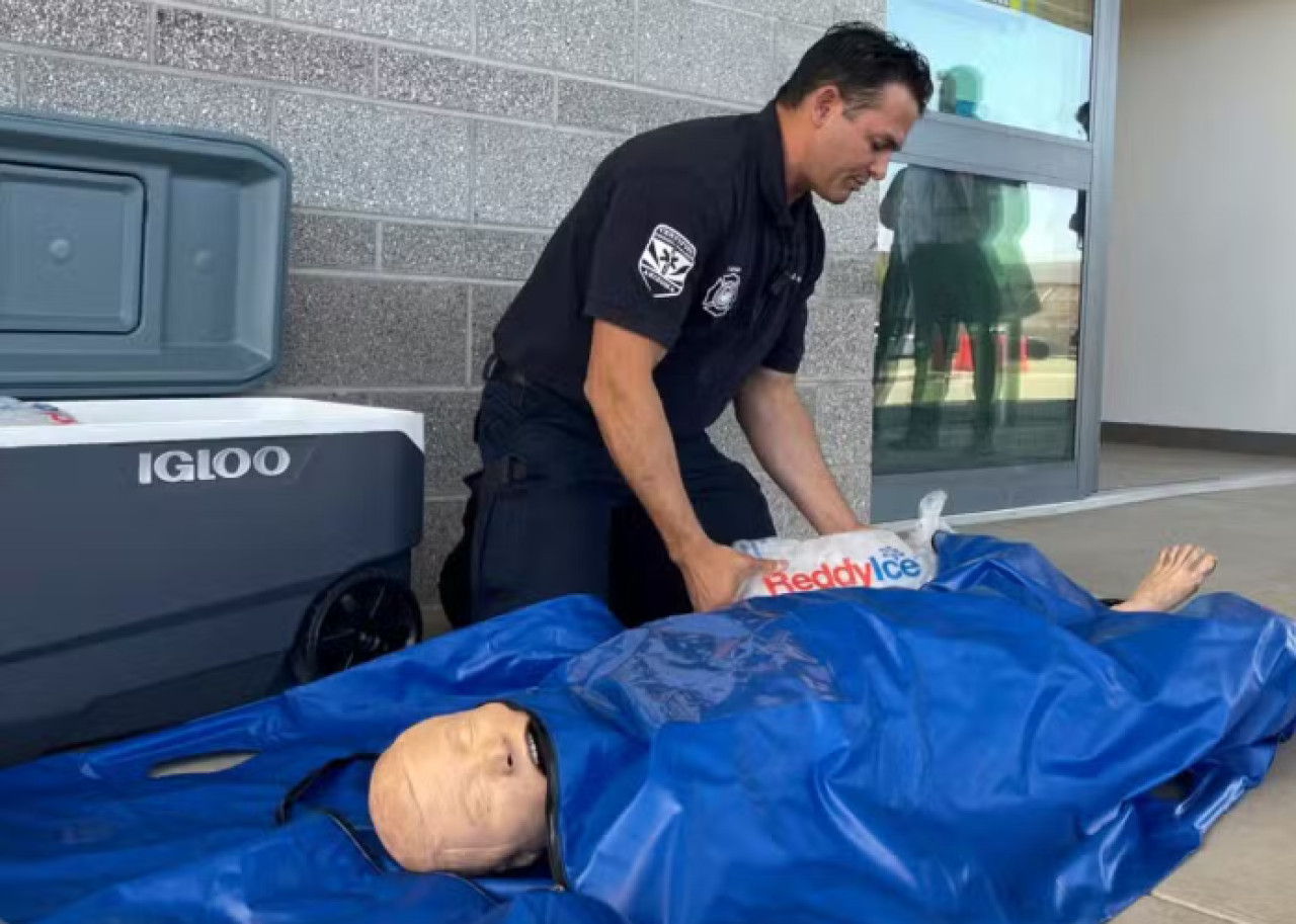 Las autoridades practican el baño de inmersión en hielo con maniquíes. Foto: X.