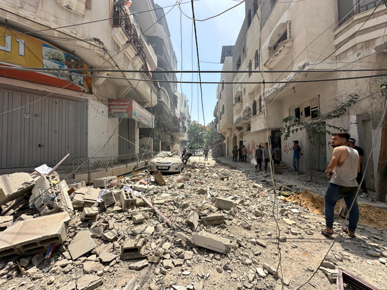 Así quedaron las calles de Nuseirat tras el operativo de rescate de los cuatro rehenes israelíes. Foto: EFE.