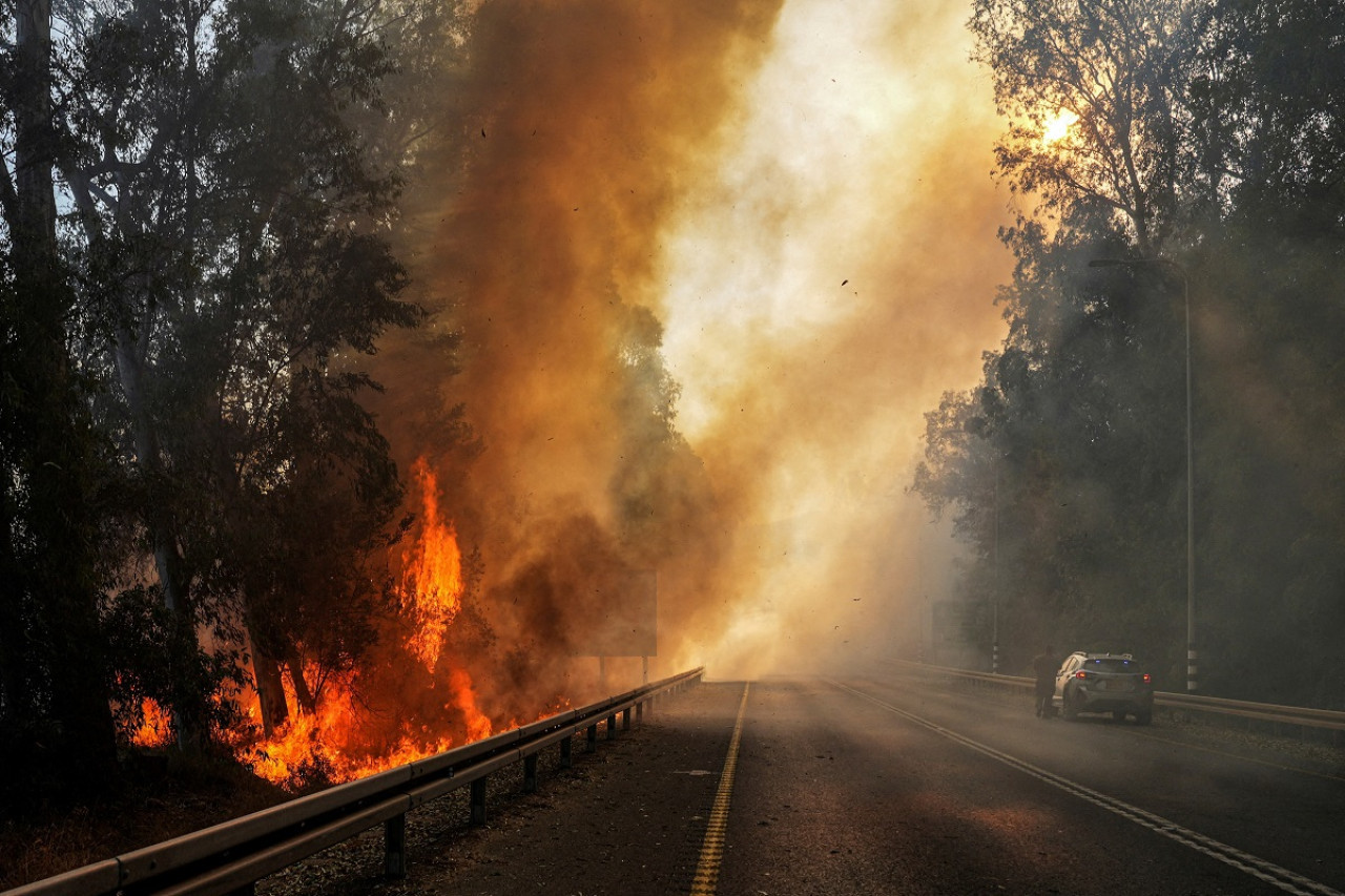 Incendio causado por bombardeos en Israel. Foto: Reuters.