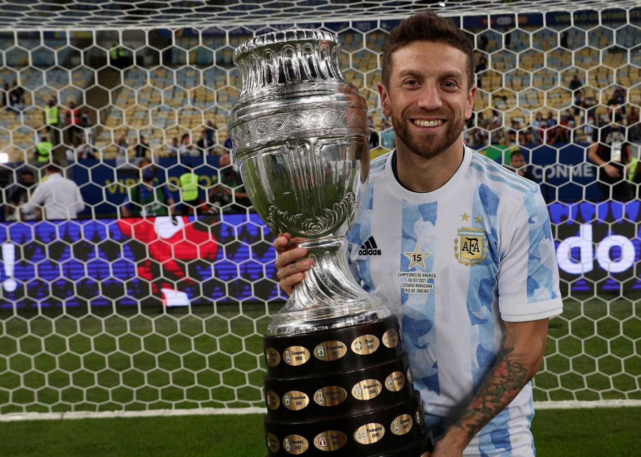 Alejandro "Papu" Gómez con la Copa América. Foto: Instagram @papugomez_official.