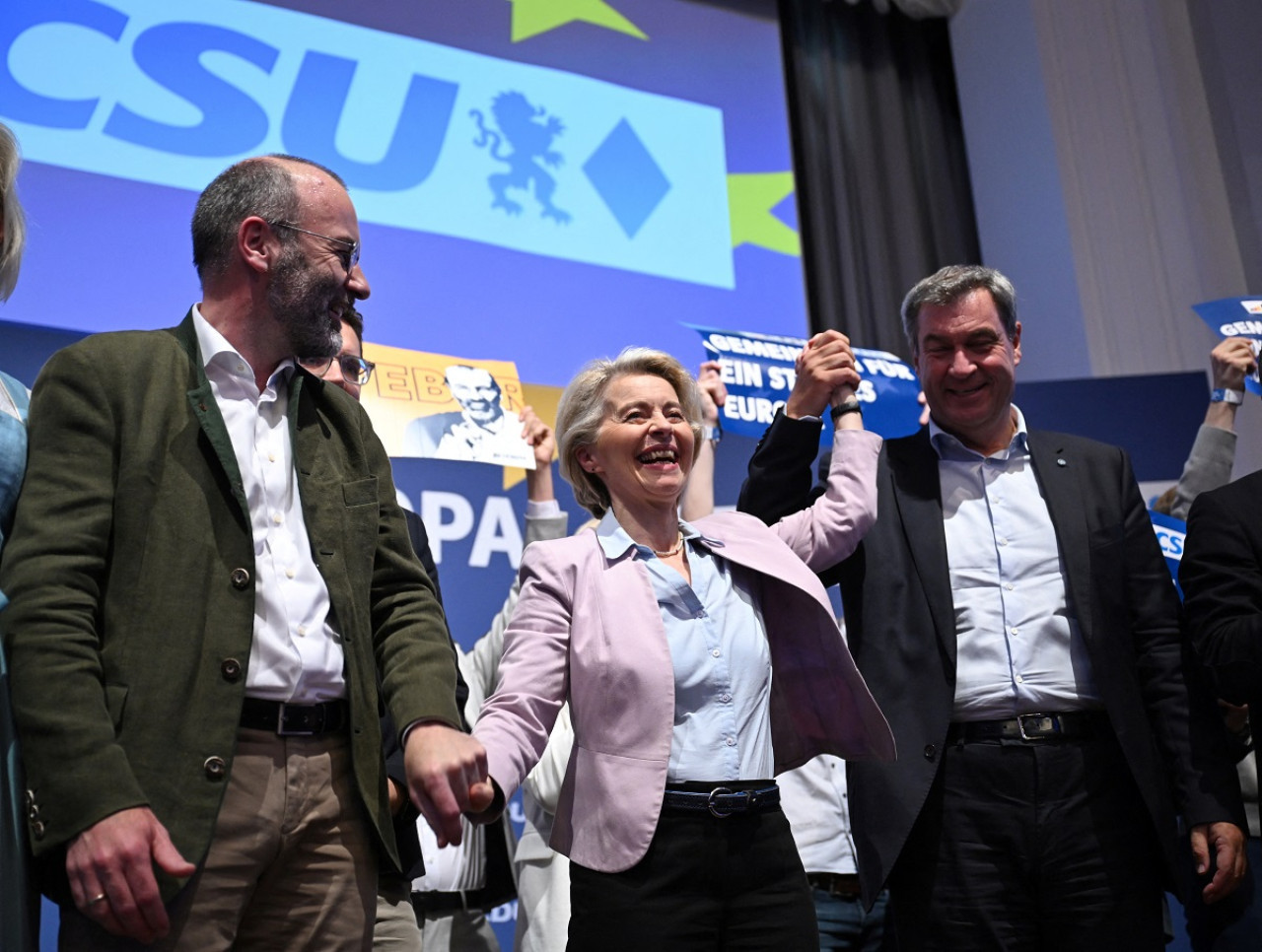 Manfred Weber (izquierda) junto a Ursula von der Leyen. Foto: Reuters.