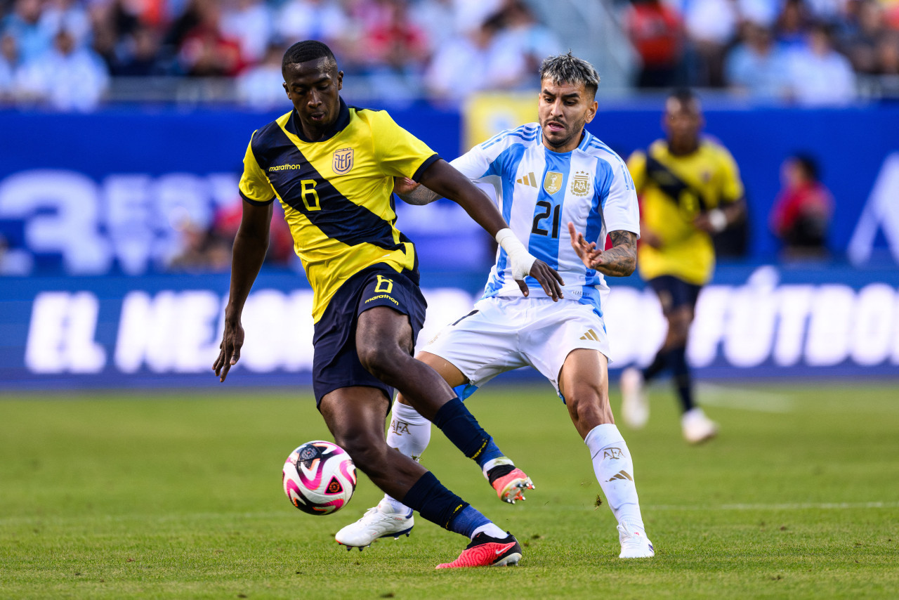 Ángel Correa y Willian Pacho. Foto: Reuters.