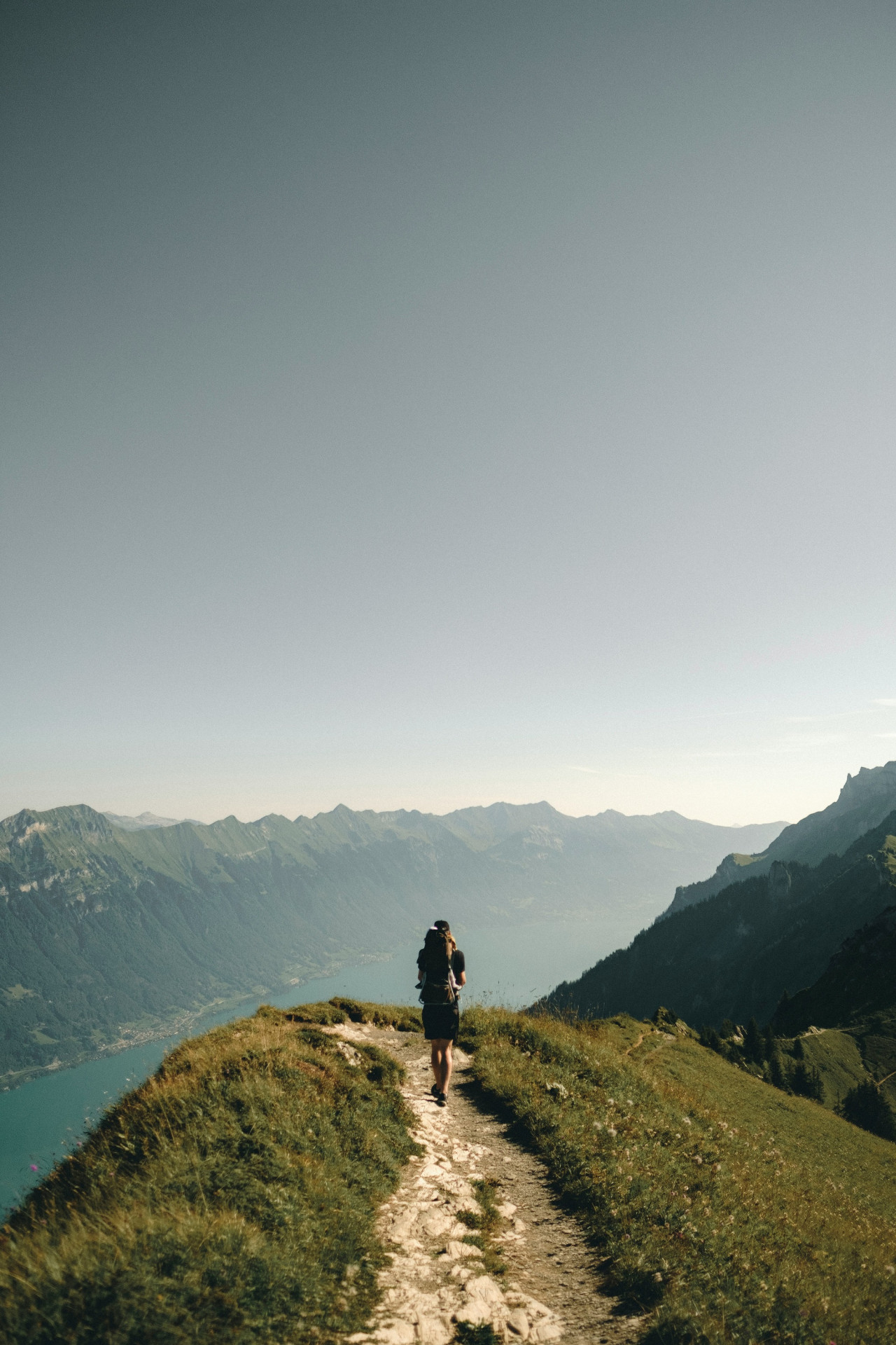 Trekking, senderimo, turismo, montaña. Foto Unsplash.