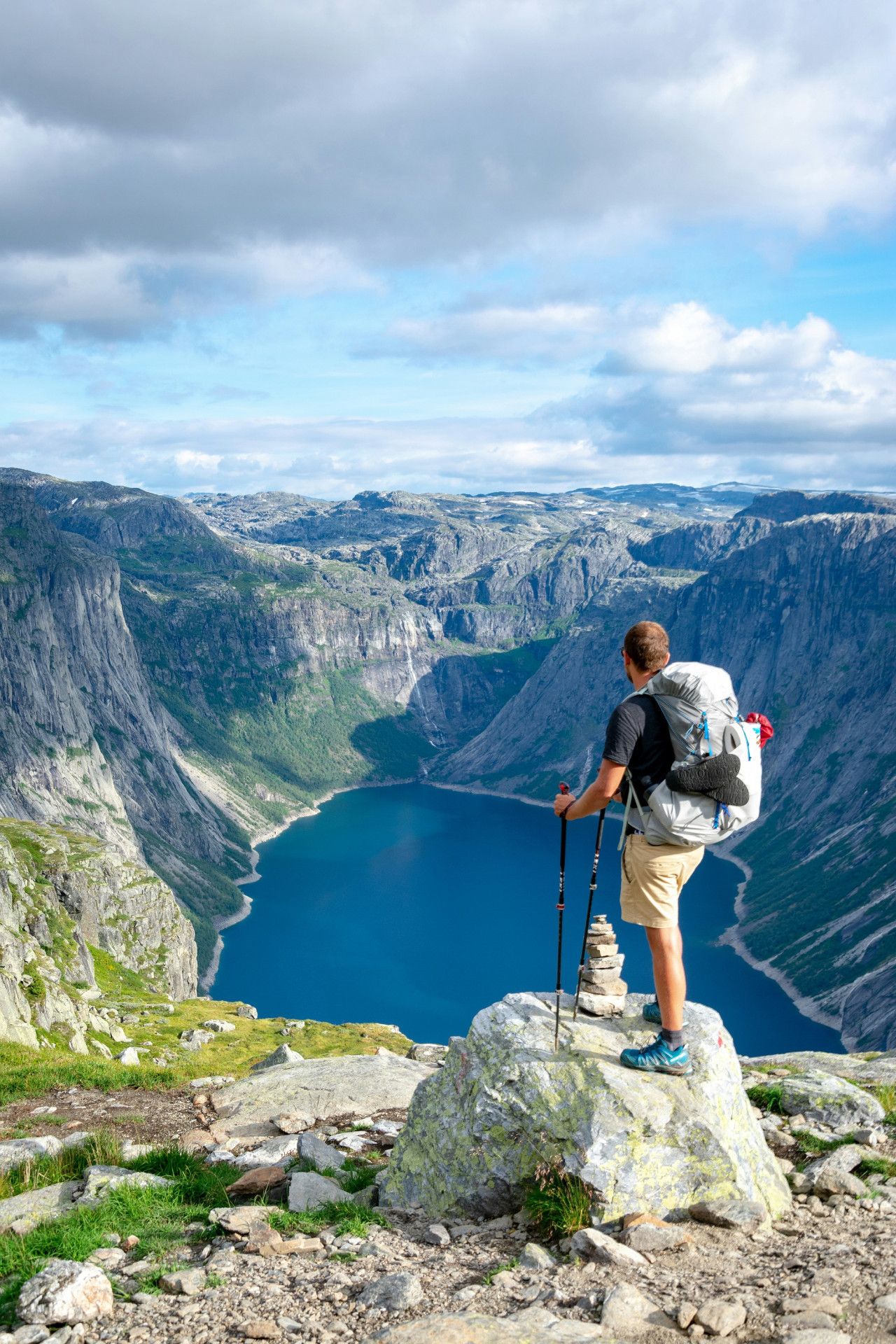 Trekking, senderimo, turismo, montaña. Foto Unsplash.