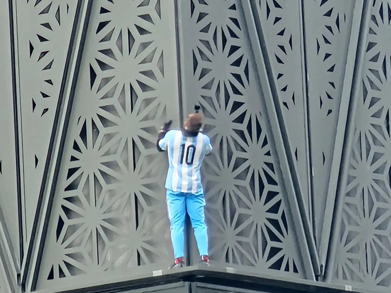 Youtuber polaco escalando edificio en Puerto Madero. Foto: NA.