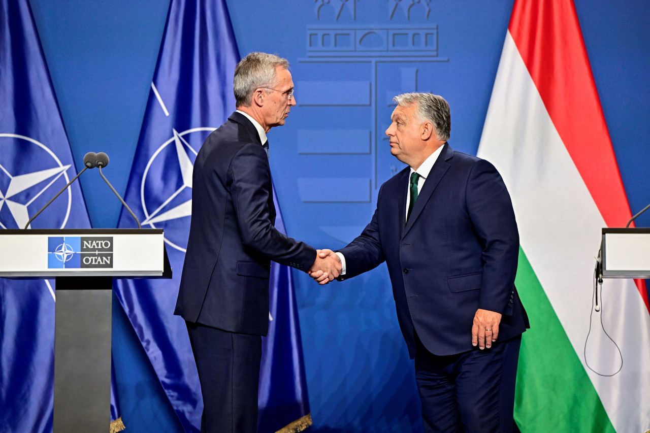 Jens Stoltenberg, secretario general de la OTAN, y Viktor Orbán, primer ministro de Hungría. Foto: EFE.