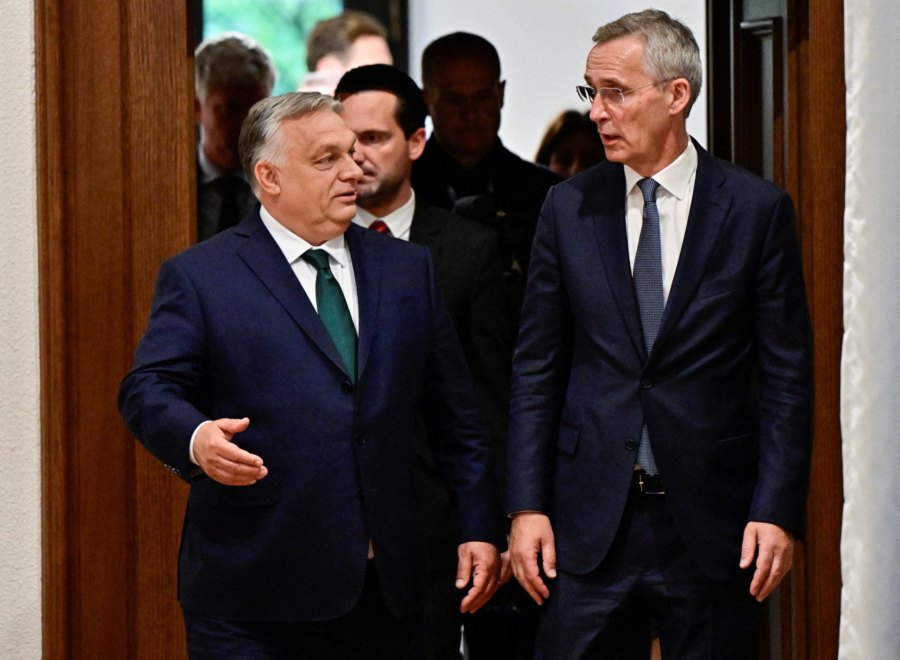 Jens Stoltenberg, secretario general de la OTAN, y Viktor Orbán, primer ministro de Hungría. Foto: EFE.