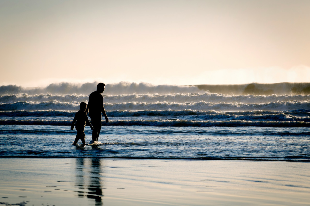 Padre e hijo, día del padre. Foto: Unsplash.