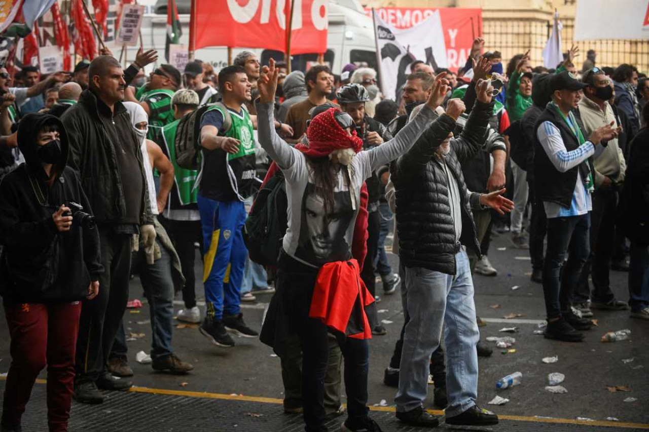 Enfrentamientos en el Congreso de la Nación por el tratamiento de la Ley Bases. Foto: NA