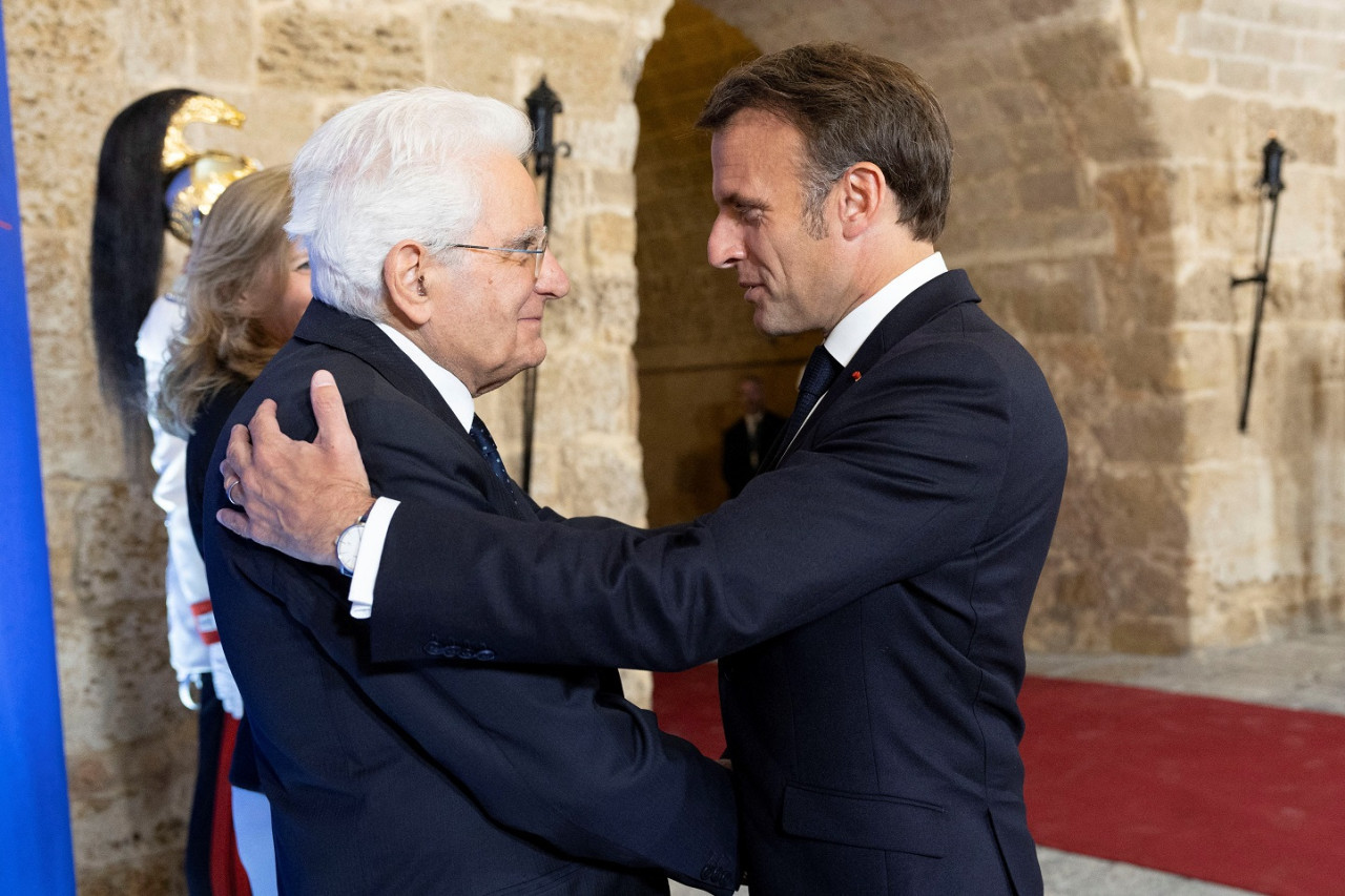 Sergio Mattarella junto a Emmanuel Macron; Cumbre del G7. Foto: Reuters