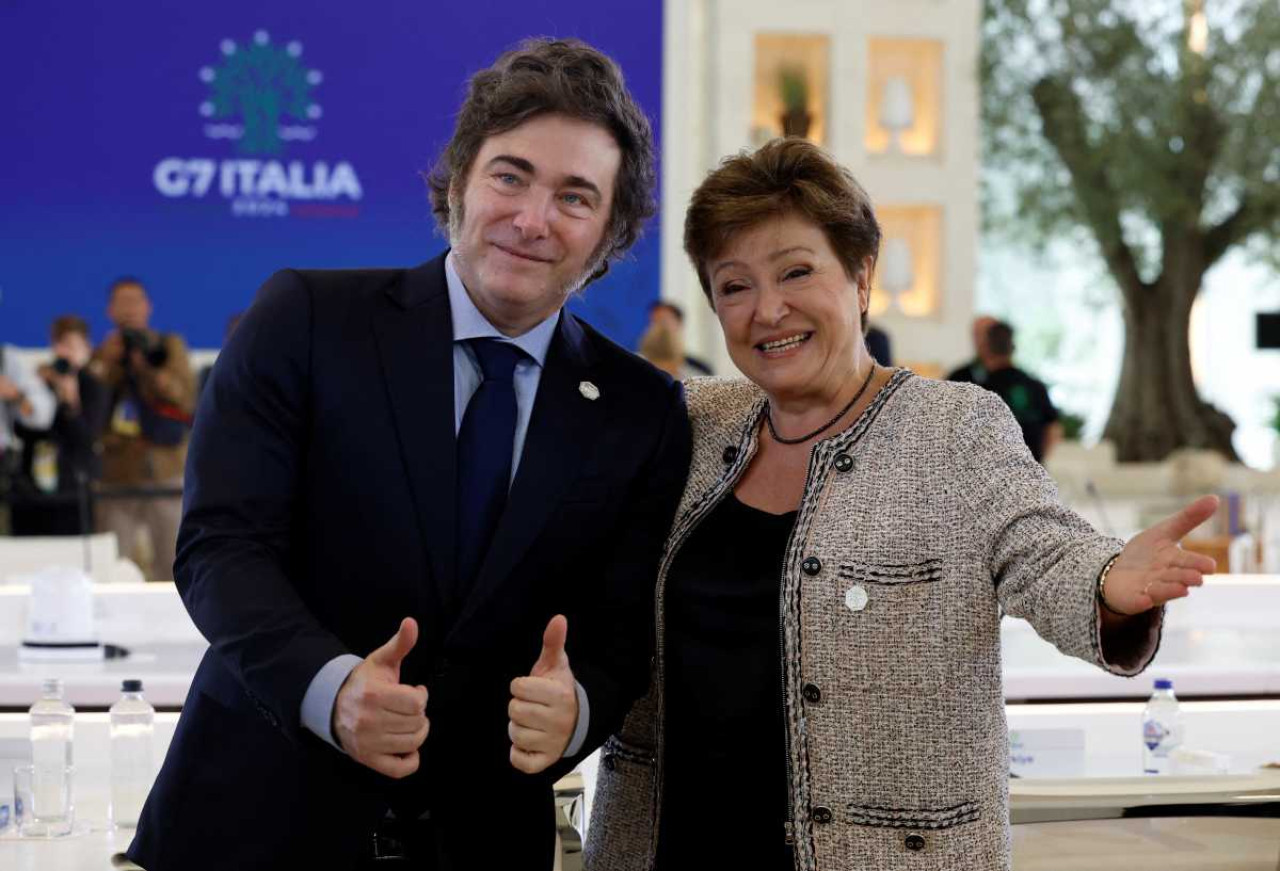 Javier Milei con Kristalina Georgieva en la cumbre del G7. Foto: NA