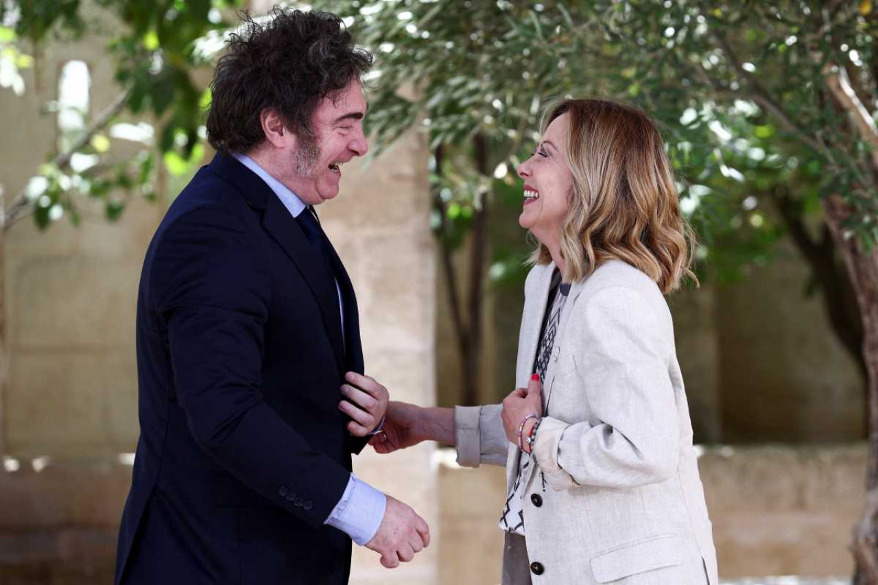 Javier Milei con la primera minstra italiana Giorgia Meloni en la cumbre del G7. Foto: NA