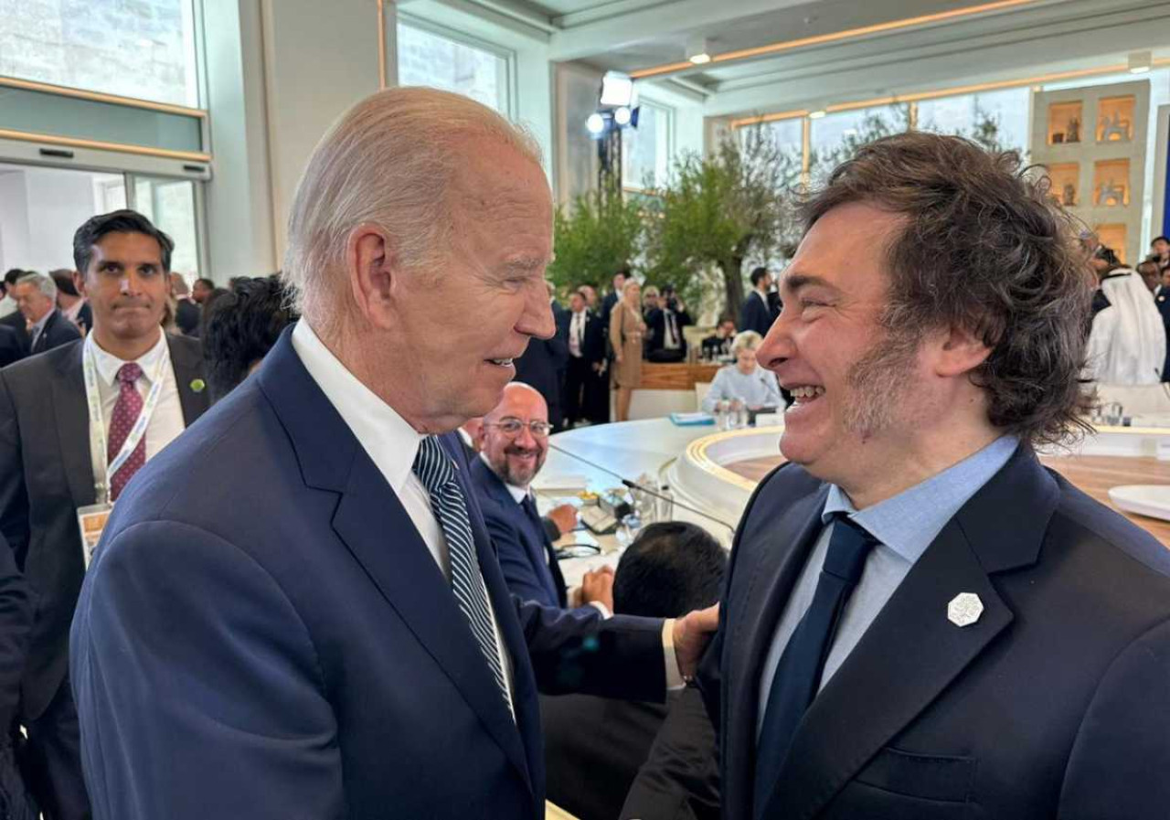 Javier Milei con el presidente de Estados Unidos Joe Biden en la cumbre del G7. Foto: NA