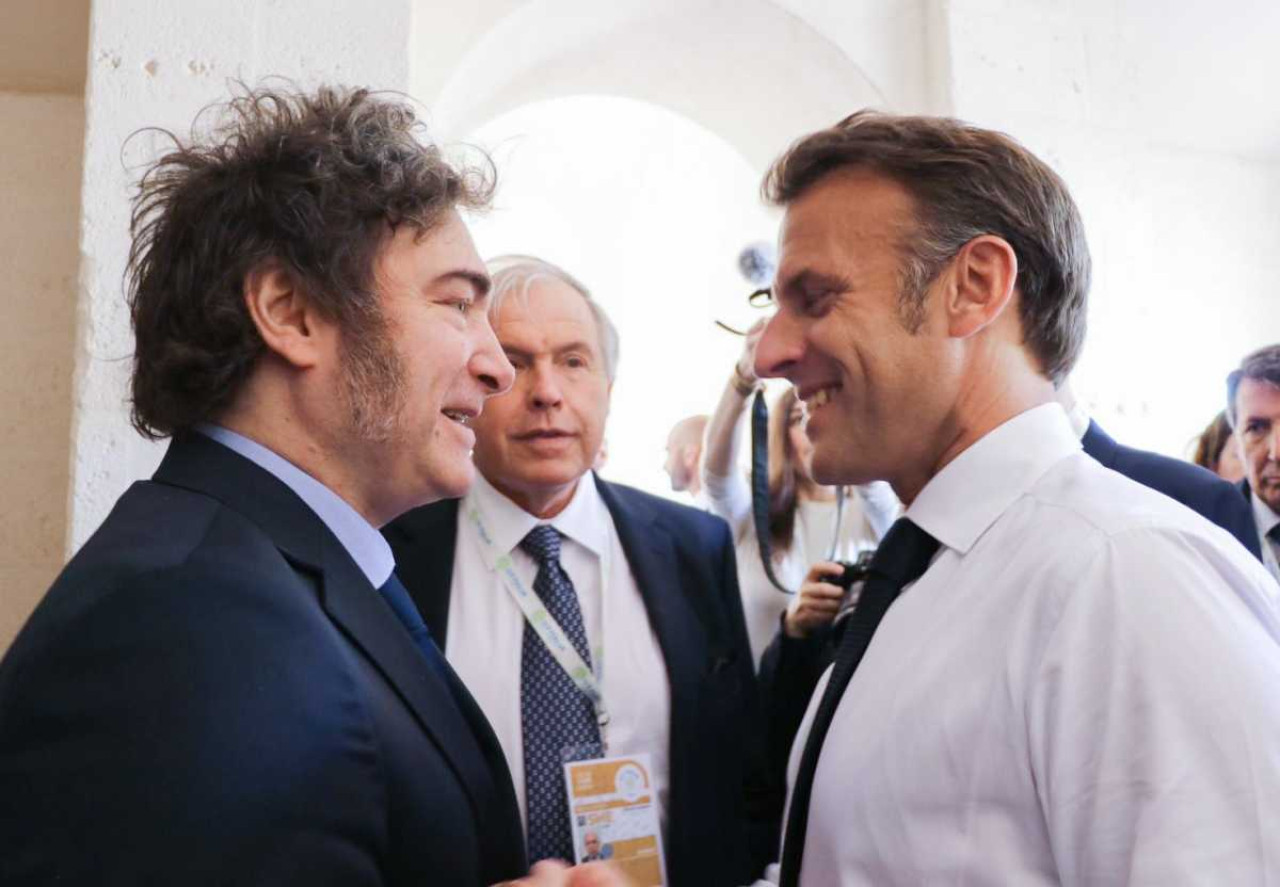 Javier Milei con el presidente de Francia Emmanuel Macron en la cumbre del G7. Foto: NA