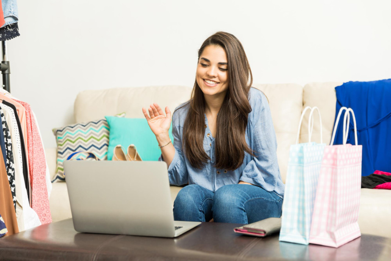 Mujer de compras. Foto Freepik.