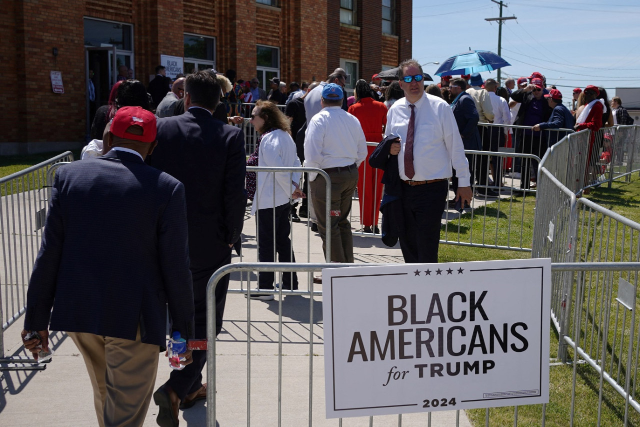 Donald Trump visitó una iglesia afroamericana. Foto: Reuters