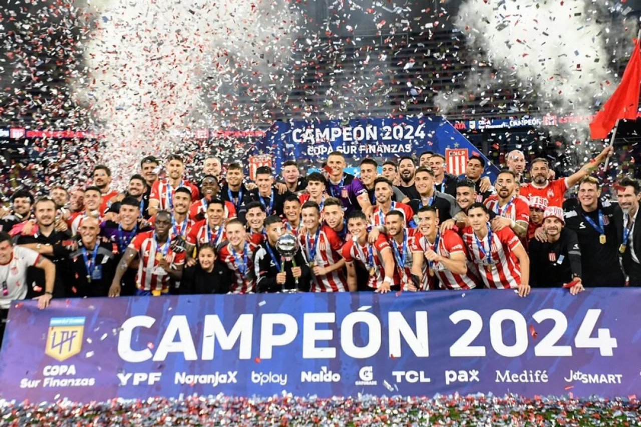 Estudiantes fue el primer argentino en asegurar su clasificación a la Copa Libertadores 2025. Foto: NA